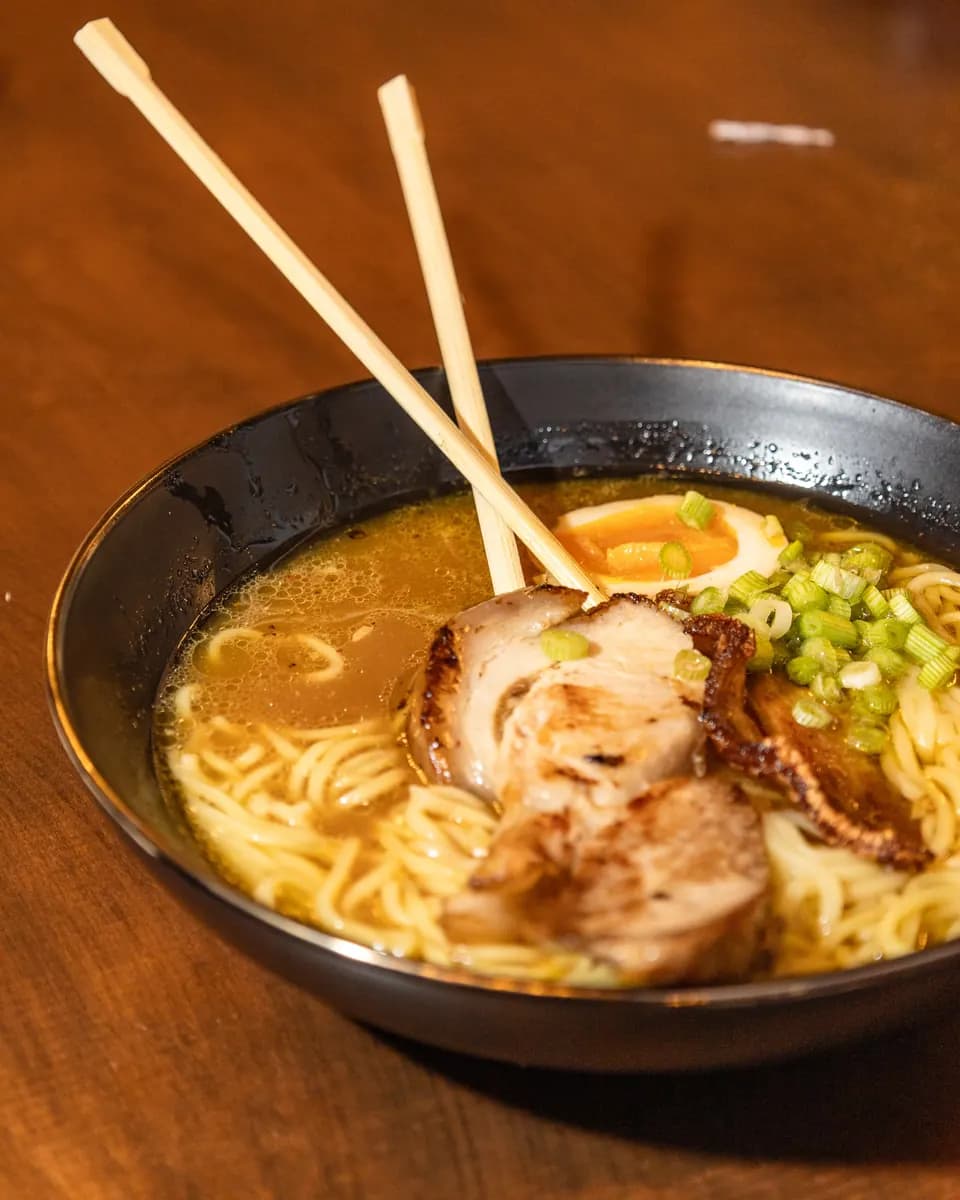 Ramen con chashu, huevo marinado y cebollín en Bardana Ramen